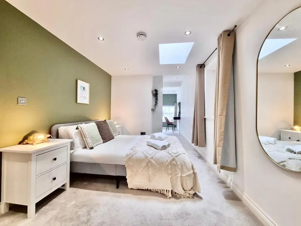 Luxurious Apartment In Nottingham Lace Market contacts